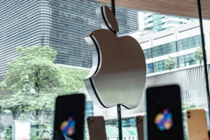 Apple leva iPhone 17 para a Índia e enfrenta críticas de IA
