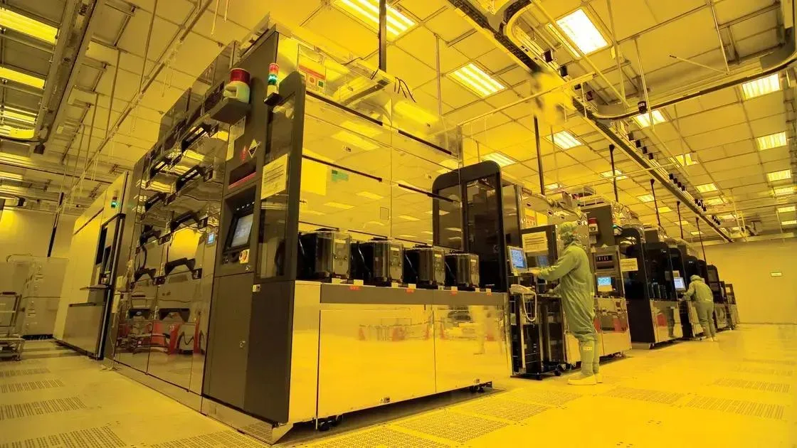 Fábrica da TSMC no Arizona, com salas limpas e robôs, produzindo chips avançados.